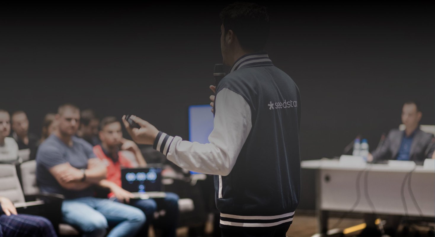A Seedstars facilitator speaking with program participants